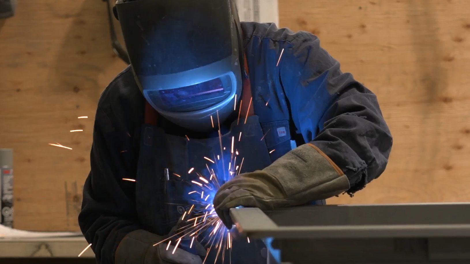 Soudeur de l’atelier DonloxHarmer réalisant un assemblage sur mesure